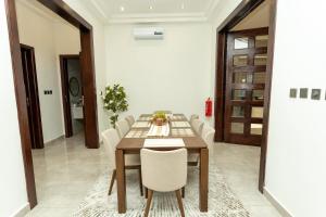 KwabenyaにあるWelcome To Grand Centralのギャラリーの写真