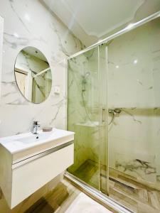 Ένα μπάνιο στο Luxury and comfort La Marsa Beach