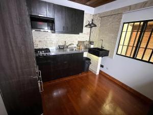 uma cozinha com pia e fogão em Aparta Suite Torre De Prado 305 em Medellín mais 6 fotografias