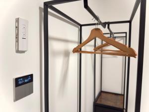 een kast met een houten hanger naast een deur bij Ferienwohnung in der Grafschaft- Nähe Bonn, Ahrtal 