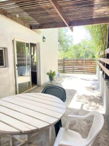 ein weißer Tisch und Stühle auf einer Terrasse in der Unterkunft Casa para 4 personas en Playa Hermosa in Playa Hermosa + 4 Fotos