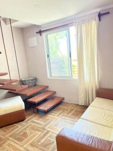 ein Zimmer mit zwei Betten und einem Fenster in der Unterkunft Casa para 4 personas en Playa Hermosa in Playa Hermosa