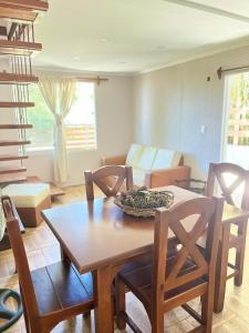 ein Esszimmer mit Tisch und Stühlen in der Unterkunft Casa para 4 personas en Playa Hermosa in Playa Hermosa