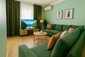 TV a/nebo společenská místnost v ubytování شقة واسعة وأنيقة ثلاث غرف نوم