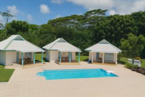 two gazebos and a swimming pool in a yard at Hotel Albatros Wallis 