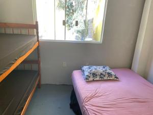 Giường trong phòng chung tại chácara recanto dos rosa