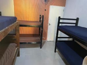 Giường trong phòng chung tại chácara recanto dos rosa +8 ảnh