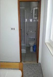 een badkamer met een toilet en een inloopdouche bij Apartment Vido in Trpanj +12 foto's