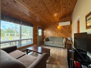 ein Wohnzimmer mit Sofa und Fernseher in der Unterkunft Stanhope Cottages in Stanhope