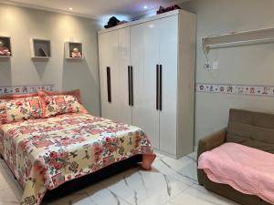 Ένα ή περισσότερα κρεβάτια σε δωμάτιο στο Chalé com Ar Condicionado Praia Seca