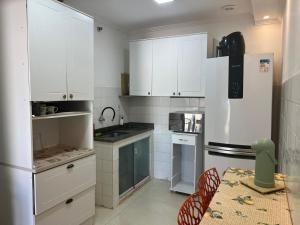 Η κουζίνα ή μικρή κουζίνα στο Chalé com Ar Condicionado Praia Seca +6 φωτογραφίες