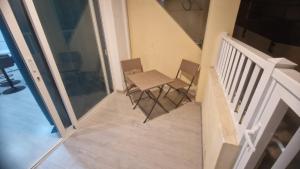 un escalier avec deux chaises et une table dans une maison dans l'établissement PAKITO TENERIFE Mareverde, à Adeje