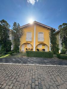 a yellow building with a patio in front of it at Apartamento duplex na Lagoa Seca com ótima localização in Juazeiro do Norte