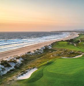 EstelaにあるCasa Gomesのビーチのゴルフコースの空中を望む