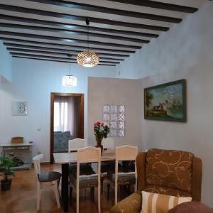 a living room with a table and chairs at La Fragua de Domingo in Villanueva de los Infantes
