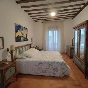 a bedroom with a bed and a ceiling fan at La Fragua de Domingo in Villanueva de los Infantes +34 photos