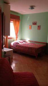 um quarto com uma cama e uma janela em Great place for summer near the sea, downtown em Capão da Canoa