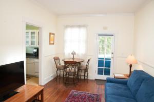een woonkamer met een blauwe bank en een tafel bij Chapala Gardens Historic West Beach 1BR - Unit 2 in Santa Barbara