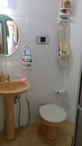 um banheiro com um vaso sanitário, uma pia e um espelho em Great place for summer near the sea, downtown em Capão da Canoa
