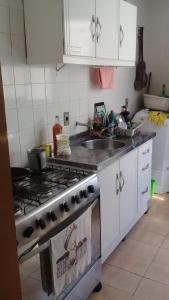 uma cozinha com um fogão e um lavatório em Great place for summer near the sea, downtown em Capão da Canoa