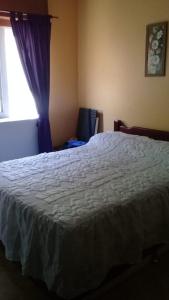 um quarto com uma cama branca com janela em Great place for summer near the sea, downtown em Capão da Canoa