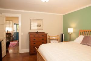 een slaapkamer met een bed en een ladekast erin bij Chapala Gardens Historic West Beach 1BR - Unit 2 in Santa Barbara +9 foto's