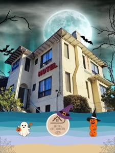 Una foto de Halloween de un hotel con una luna. en Hotel 251, en Viña del Mar