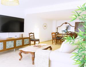 een woonkamer met een witte bank en een tafel bij K'Laya Life Beach A in Arinaga