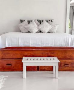 1 cama con banco blanco en una habitación en Casa Ibiza Arraial d'Ajuda, en Arraial d'Ajuda 22 fotos más