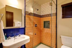 un baño con lavabo y ducha en West Beach Villa 5 & 6, en Santa Bárbara 48 fotos más