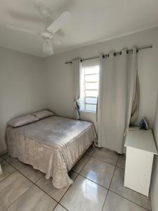 een slaapkamer met een bed en een raam bij Casa com 2 quartos no Aero Rancho in Campo Grande