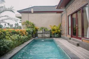 una piscina en el patio trasero de una casa en Kidupa Villa 2 BR private pool, en Ubud