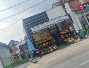 Supermarket nebo jiné obchody v  apartmánu nebo okolí