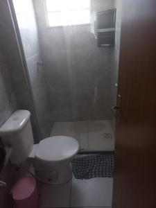 Un pequeño baño con inodoro y ducha. en Família BRUMAR Condominio Dellos, en Río de Janeiro