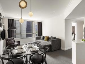 Posezení v ubytování Mantra 2 Bond Street