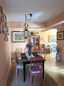 a dining room with a table and chairs at Jardim de Cascais in Cascais