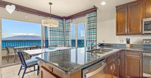une cuisine avec vue sur l'océan dans l'établissement Maui Marriott resort & Ocean Club, à Lahaina