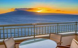 une table et des chaises sur un balcon avec vue sur l'océan dans l'établissement Maui Marriott resort & Ocean Club, à Lahaina
