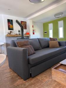 a blue couch in a living room with green walls at Cabaña los Robles in Gowland