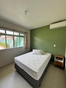 帕罗卡Morada Vista Verde的卧室内的一张床位,卧室设有绿色的墙壁 更多12张照片