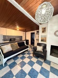 a living room with a couch and a chandelier at Casa cómoda en La Barra in Punta del Este