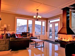 Nespecifikovaný výhled na hory nebo výhled na hory při pohledu z chaty