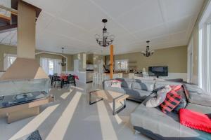 TV a/nebo společenská místnost v ubytování Chalet Pourquoi Pas