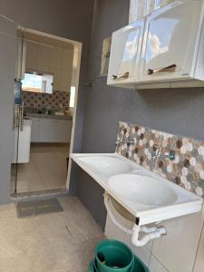 a bathroom with a toilet and a sink at Casa aconchegante e cheirosa in Nanuque +30 photos