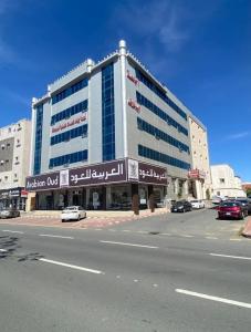 a large building on the side of a street at أجنحة أجواء إيلاف الاولى in Taif