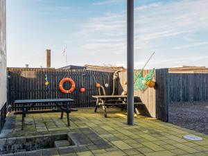 Ο χώρος παιχνιδιού για παιδιά στο 6 person holiday home in Thyborøn