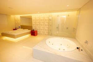 Bilik mandi di Motel L'amour