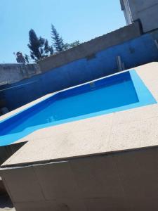 - une piscine avec peinture bleue dans l'établissement Casa de descanso Emiliano, à Salta