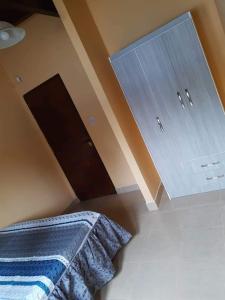 - une chambre avec un lit doté d'une couverture bleue et de placards dans l'établissement Casa de descanso Emiliano, à Salta