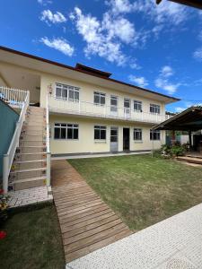 帕罗卡Morada Vista Verde的庭院前有楼梯的房子